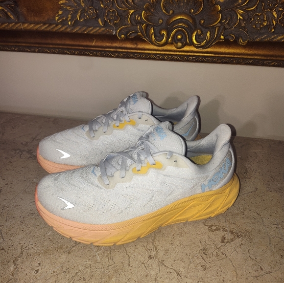 HOKA Arahi 6 Women's Athletic Shoes - Gray and Yellow - Picture 2 of 8